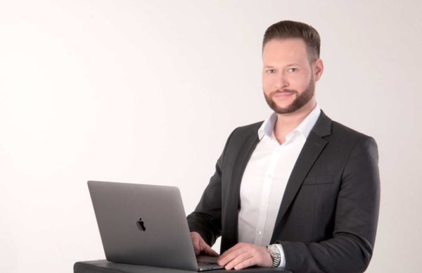 Deine-internetseite.com Webdesign und Marketing Niklas Hornig Webdesign und Marketing Niklas Hornig steht am Laptop