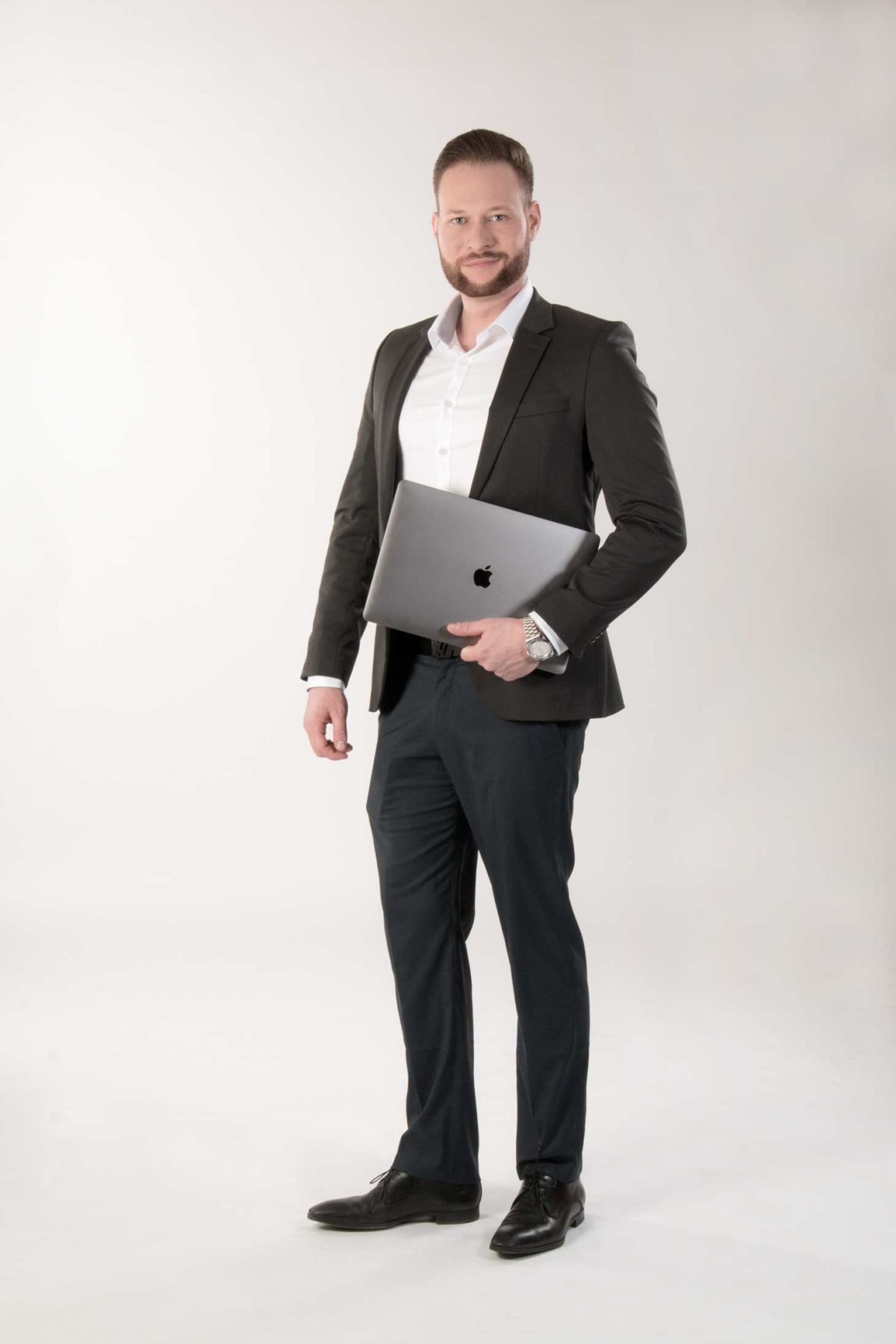 Deine-internetseite.com Webdesign und Marketing Niklas Hornig Webdesign und Marketing Niklas Hornig steht am Laptop Ganzkörper
